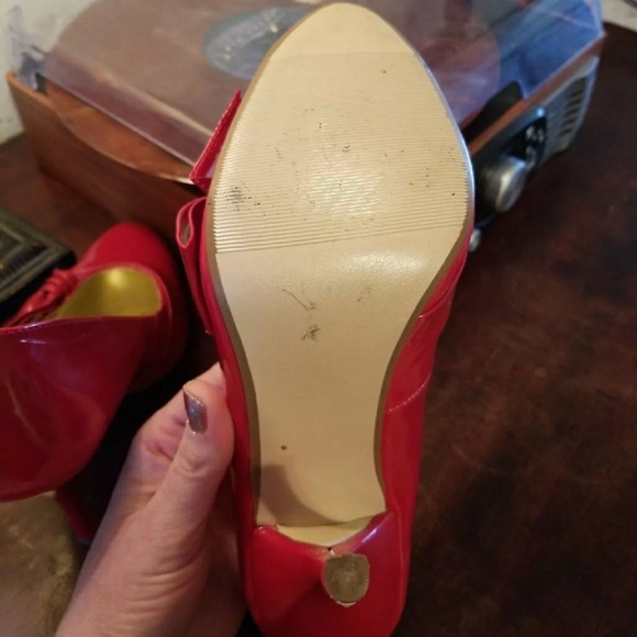 Red Pinup Pumps - Picture 4 of 4
